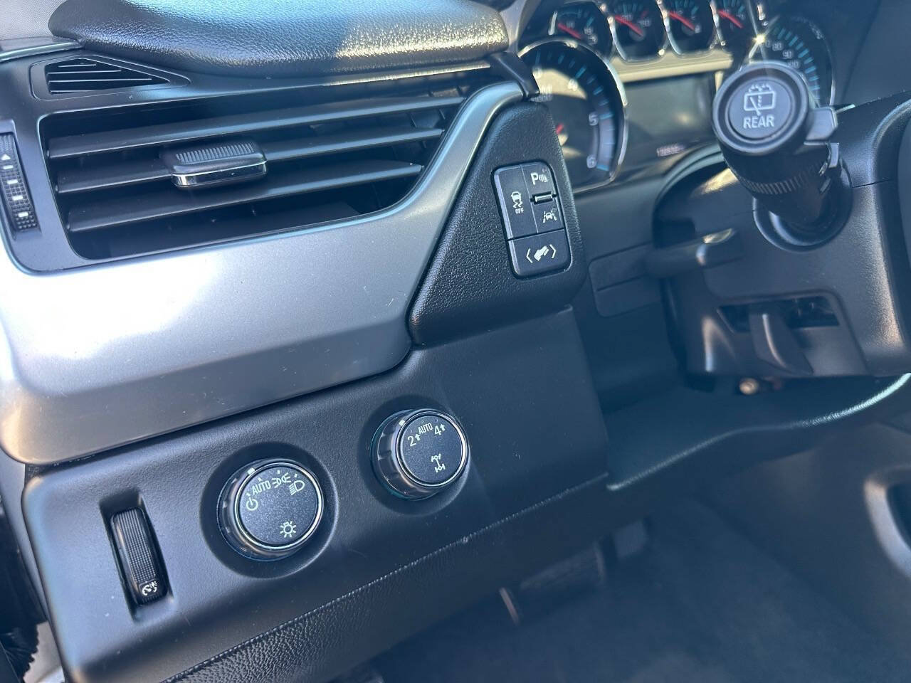 Used 2018 Chevrolet Suburban LT AWD/4WD image 18