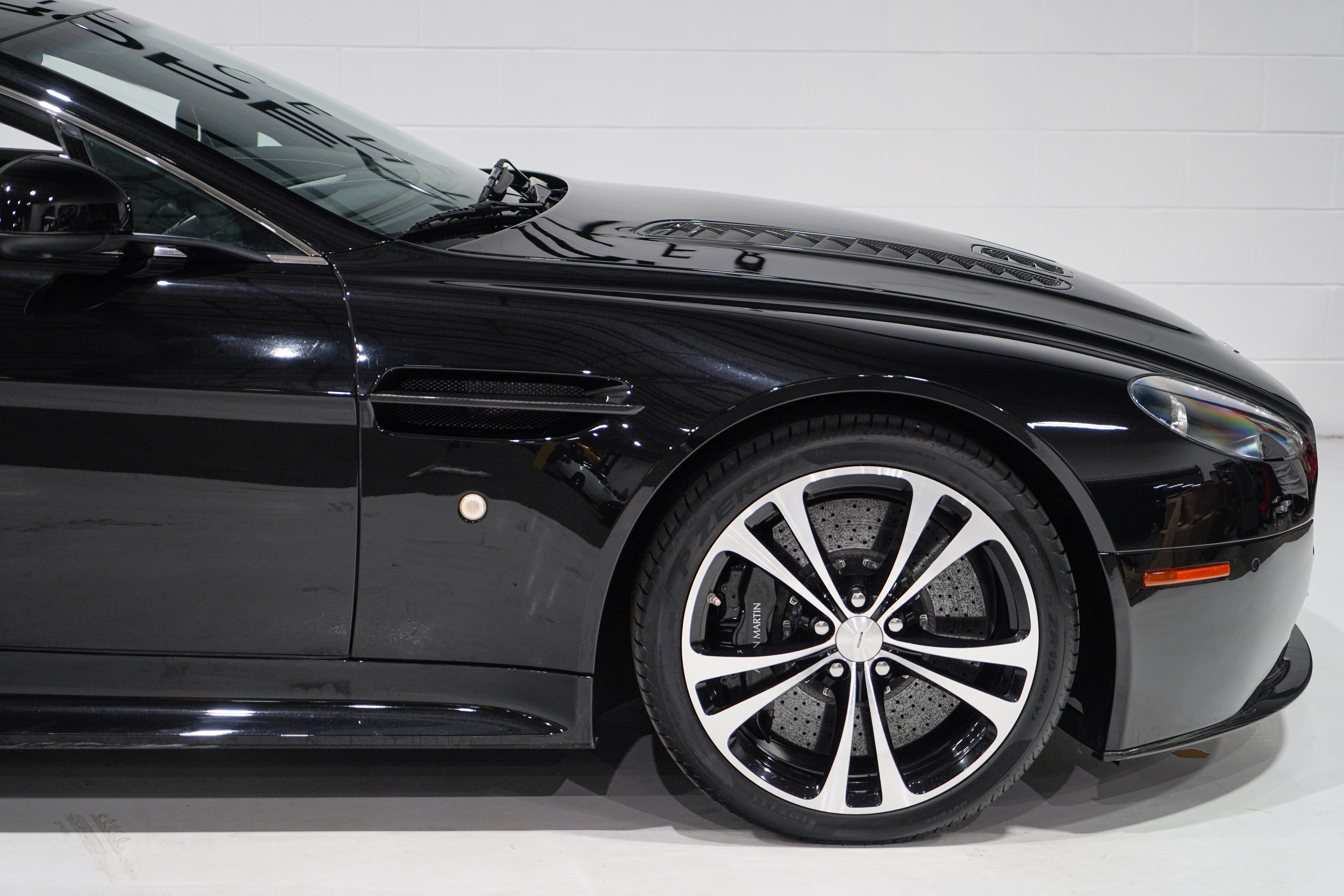 Used 2011 Aston Martin V12 Vantage Carbon Black RWD image 22