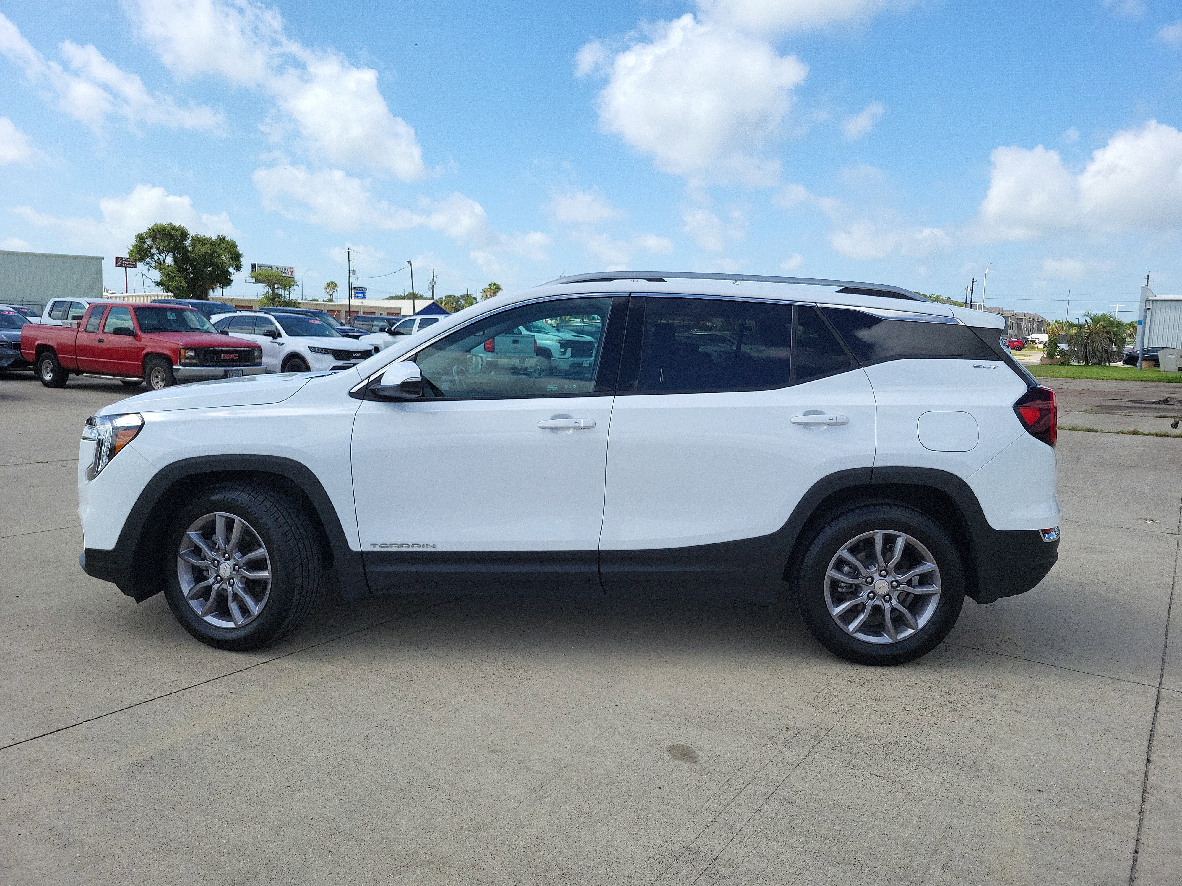 Used 2024 GMC Terrain SLT FWD image 8
