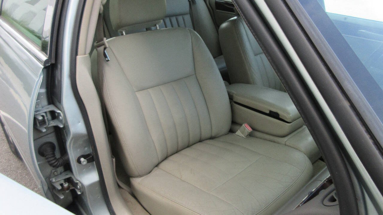 Used 2007 Lincoln Town Car Signature RWD image 24
