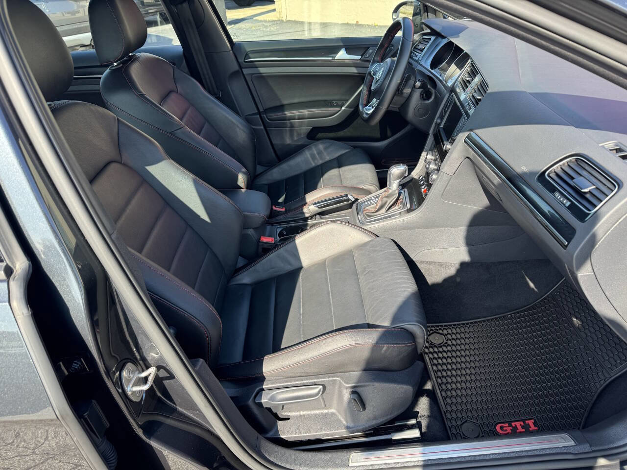 Used 2017 Volkswagen GTI SE image 10
