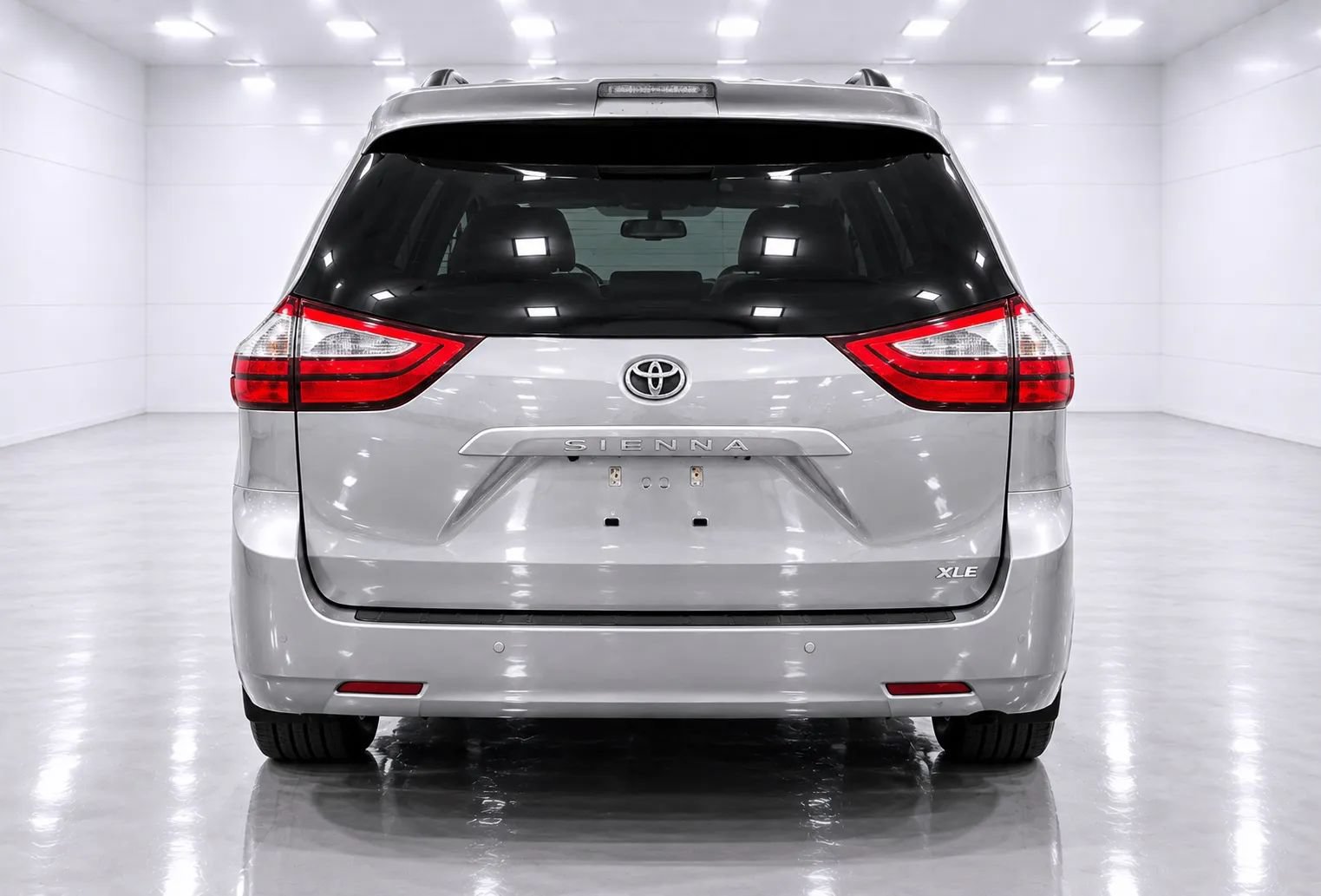 Used 2018 Toyota Sienna XLE w/ XLE Navigation Package FWD image 4