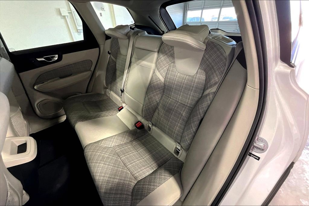 Used 2022 Volvo XC60 B5 Momentum image 34