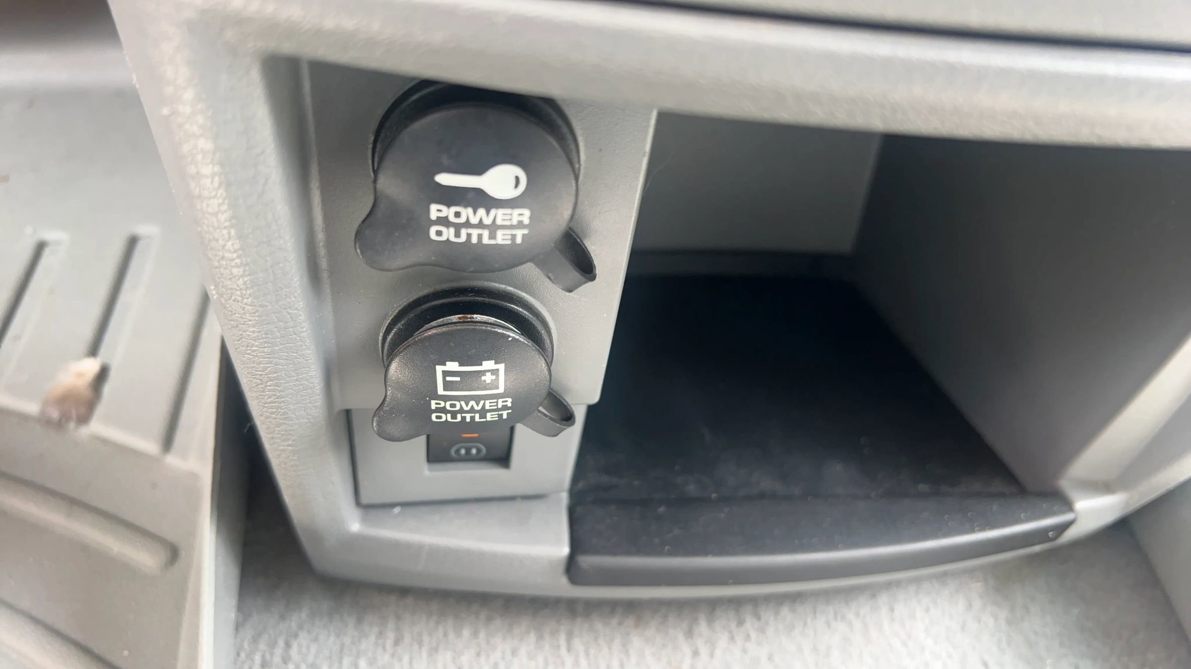 Used 2008 Chrysler Town & Country Limited w/ Entertainment Group #3 FWD image 18