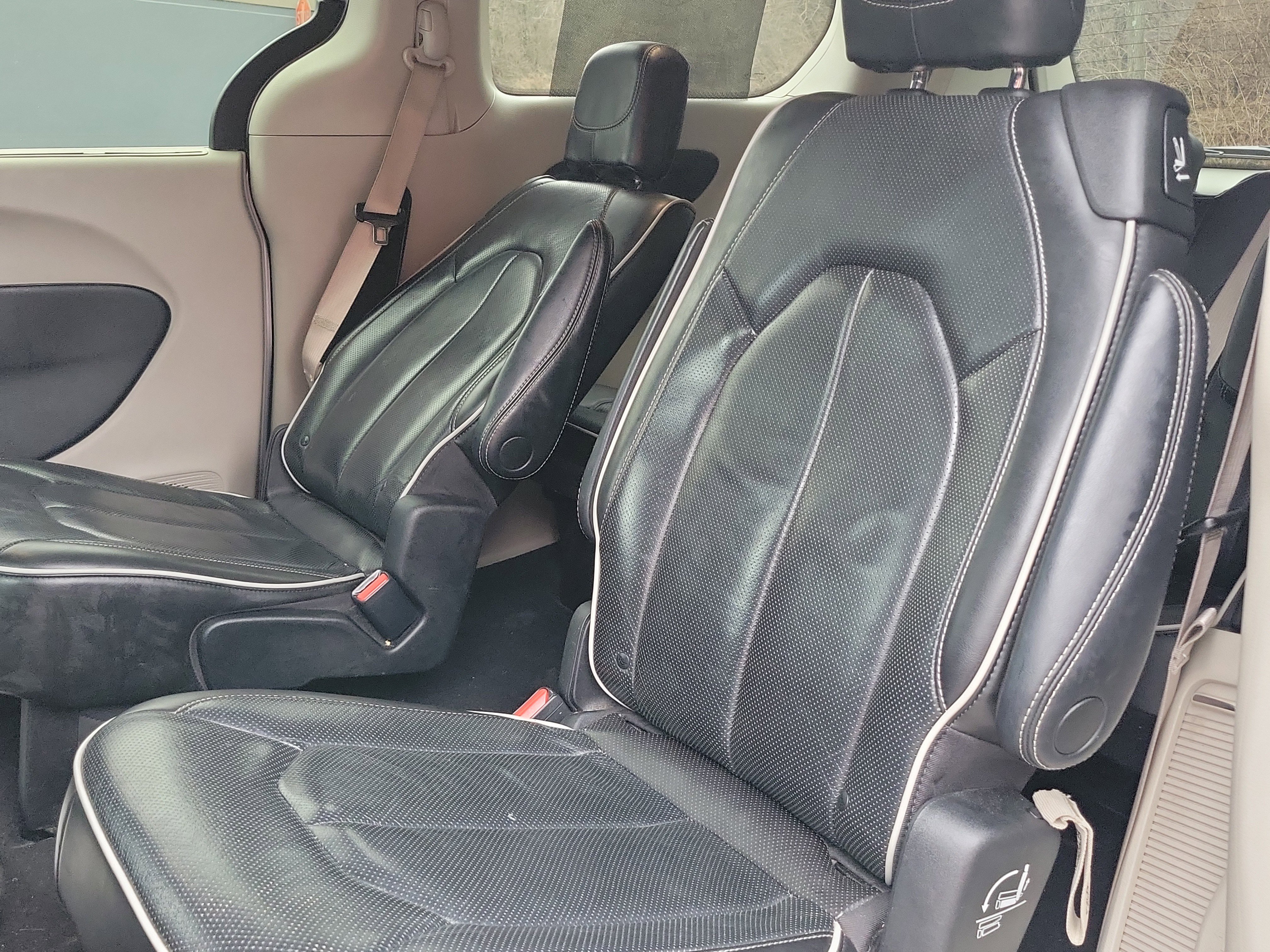 Used 2022 Chrysler Pacifica Limited w/ Uconnect Theater Family Group image 22