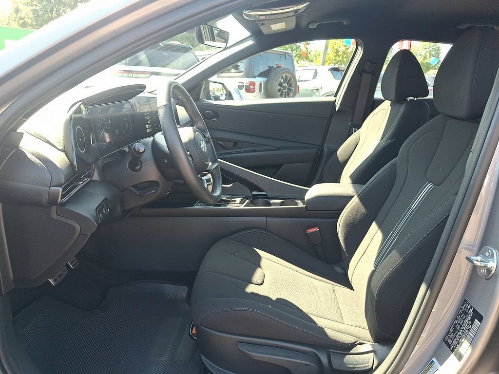 Used 2025 Hyundai Elantra SEL w/ Cargo Package FWD image 15