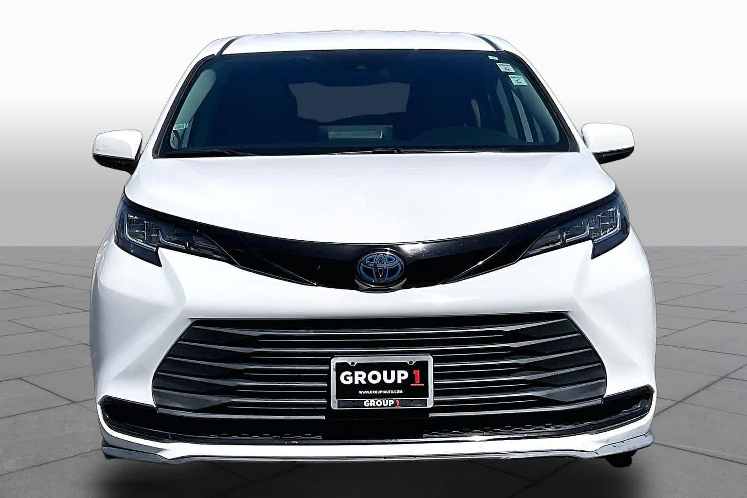 Certified 2022 Toyota Sienna LE FWD image 3