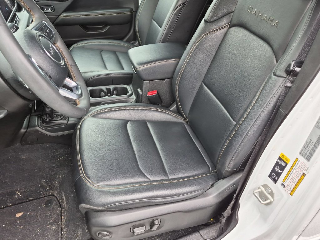 Used 2024 Jeep Wrangler Unlimited Sahara w/ Technology Group AWD/4WD image 19