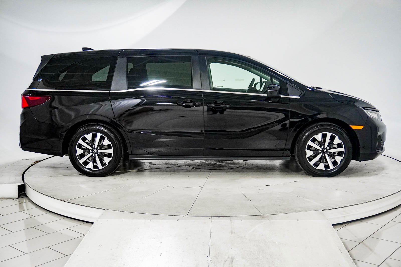 Certified 2026 Honda Odyssey EX-L image 13