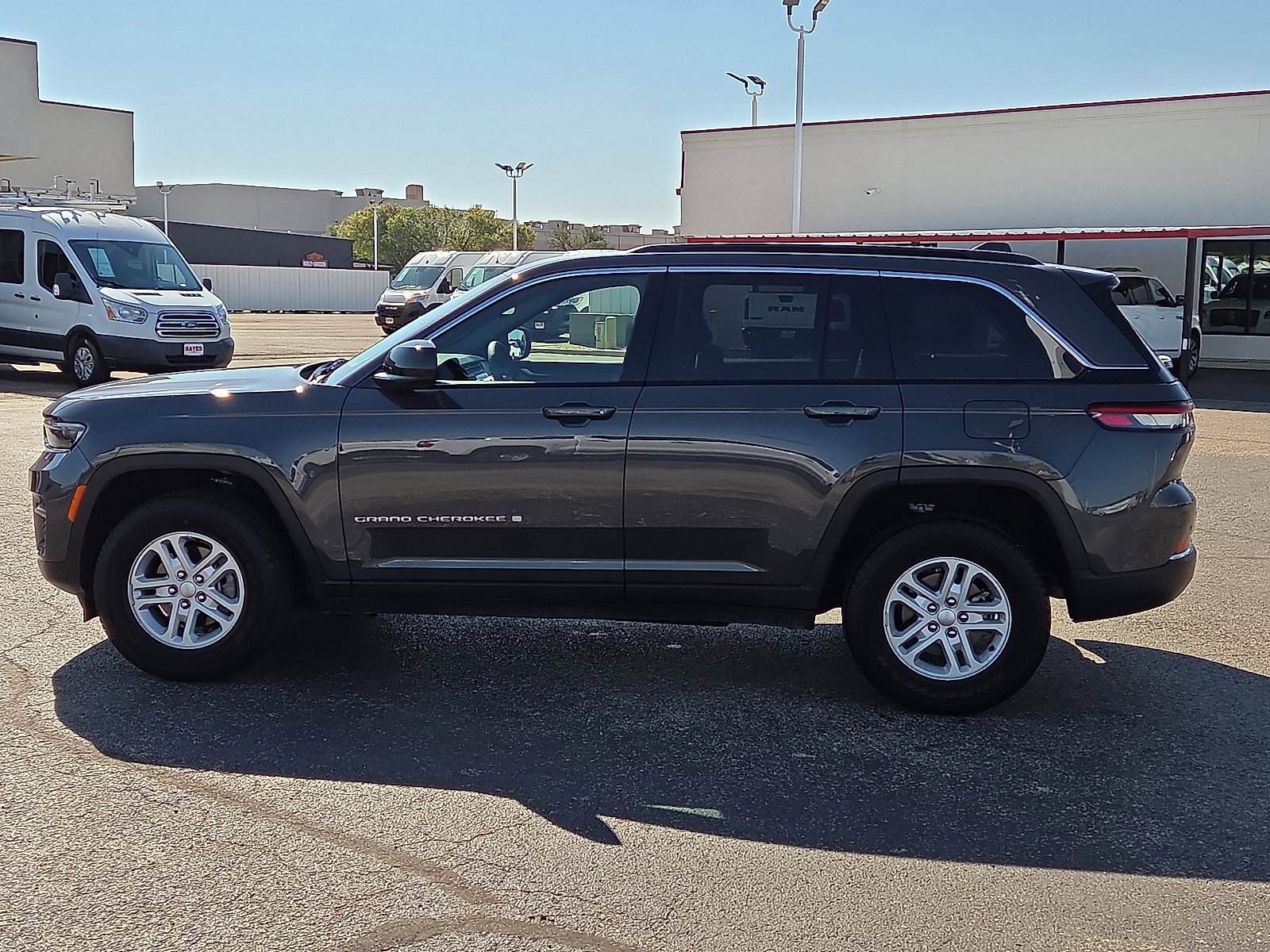Used 2024 Jeep Grand Cherokee Laredo image 2