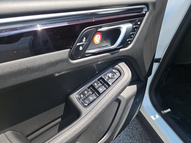 Certified 2021 Porsche Macan AWD/4WD image 26
