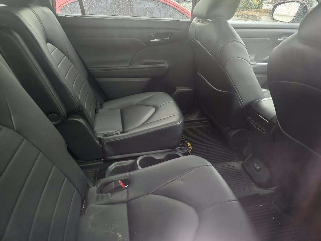 Used 2024 Toyota Highlander XLE AWD/4WD image 13