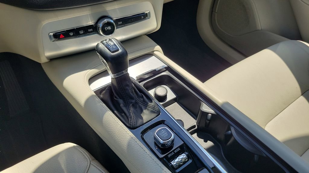 Used 2018 Volvo XC90 T6 Momentum w/ Convenience Package image 16