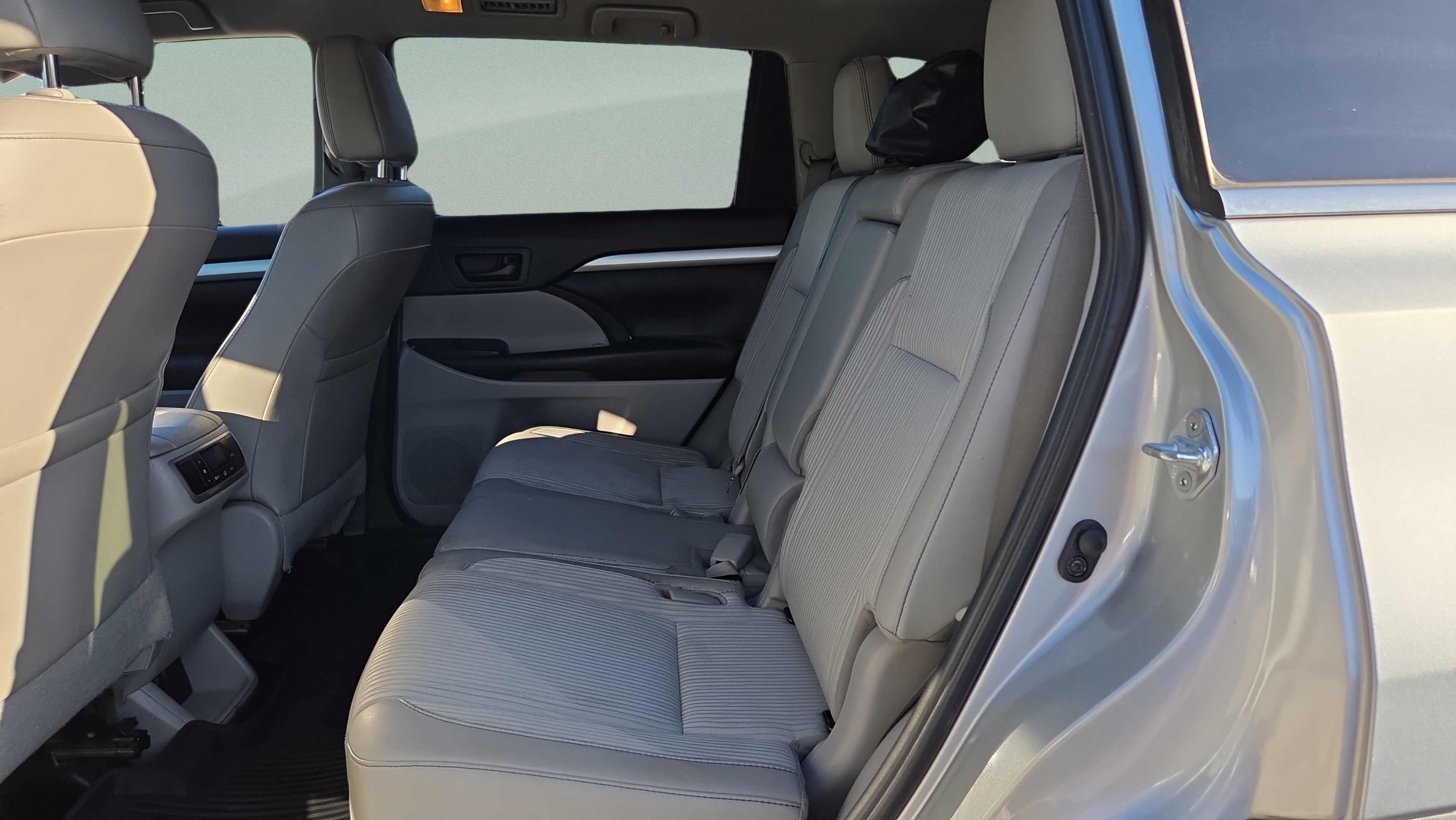 Used 2019 Toyota Highlander Plus FWD image 10