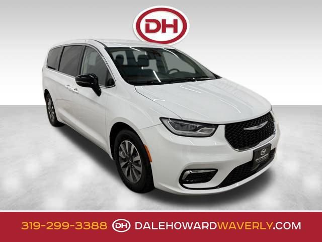 Used 2024 Chrysler Pacifica Select