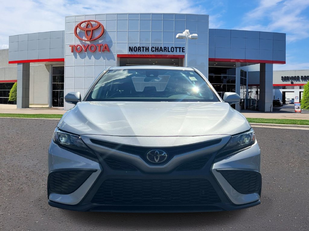 Used 2024 Toyota Camry SE FWD image 3