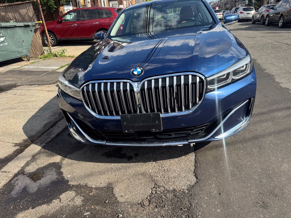 Used 2022 BMW 750i xDrive w/ Executive Package AWD/4WD image 2