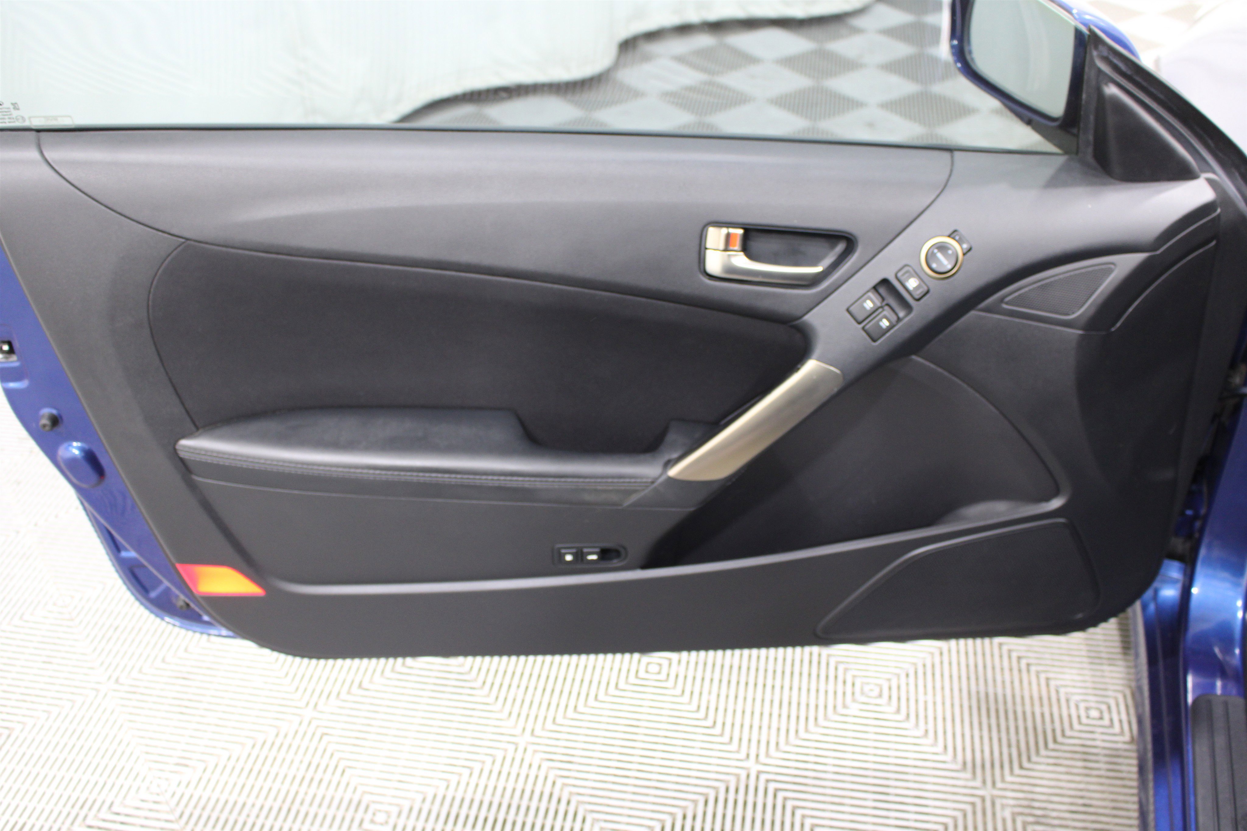 Used 2015 Hyundai Genesis 3.8 RWD image 6