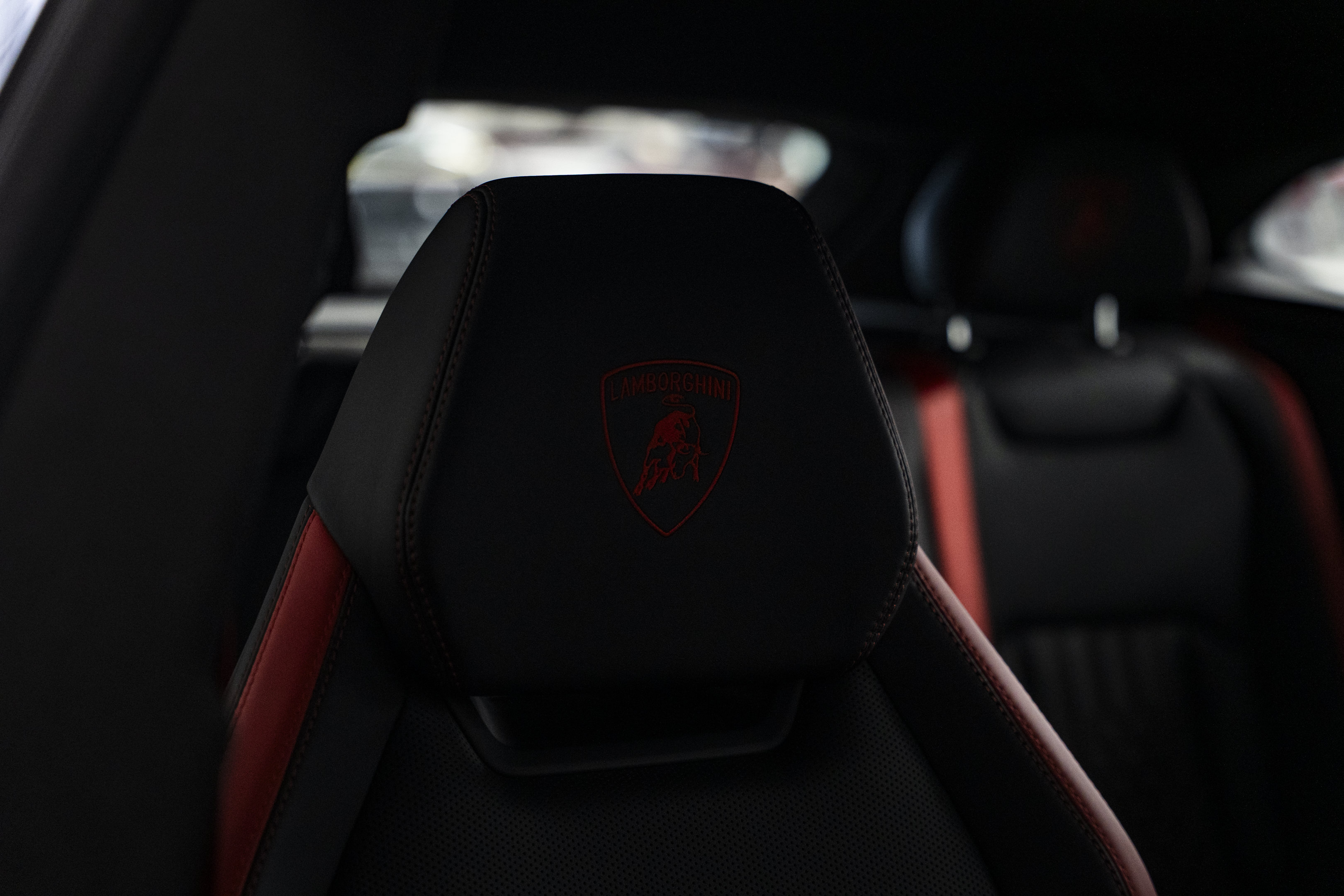 Used 2025 Lamborghini Urus SE AWD/4WD image 35