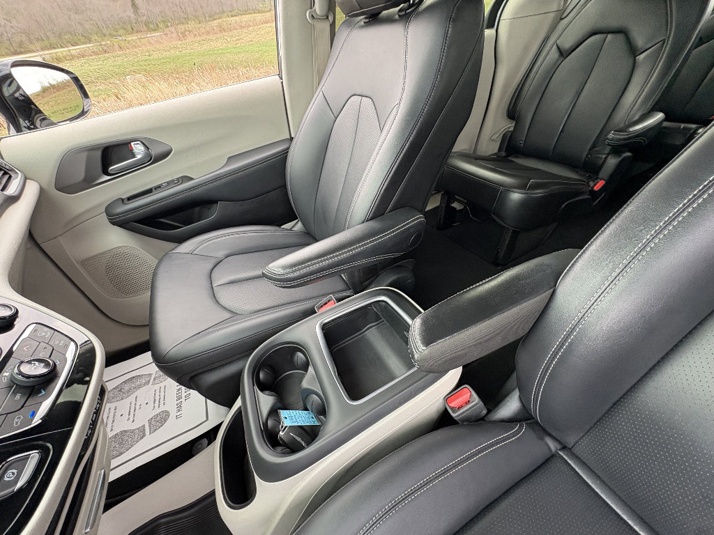 Used 2024 Chrysler Pacifica Touring-L image 35