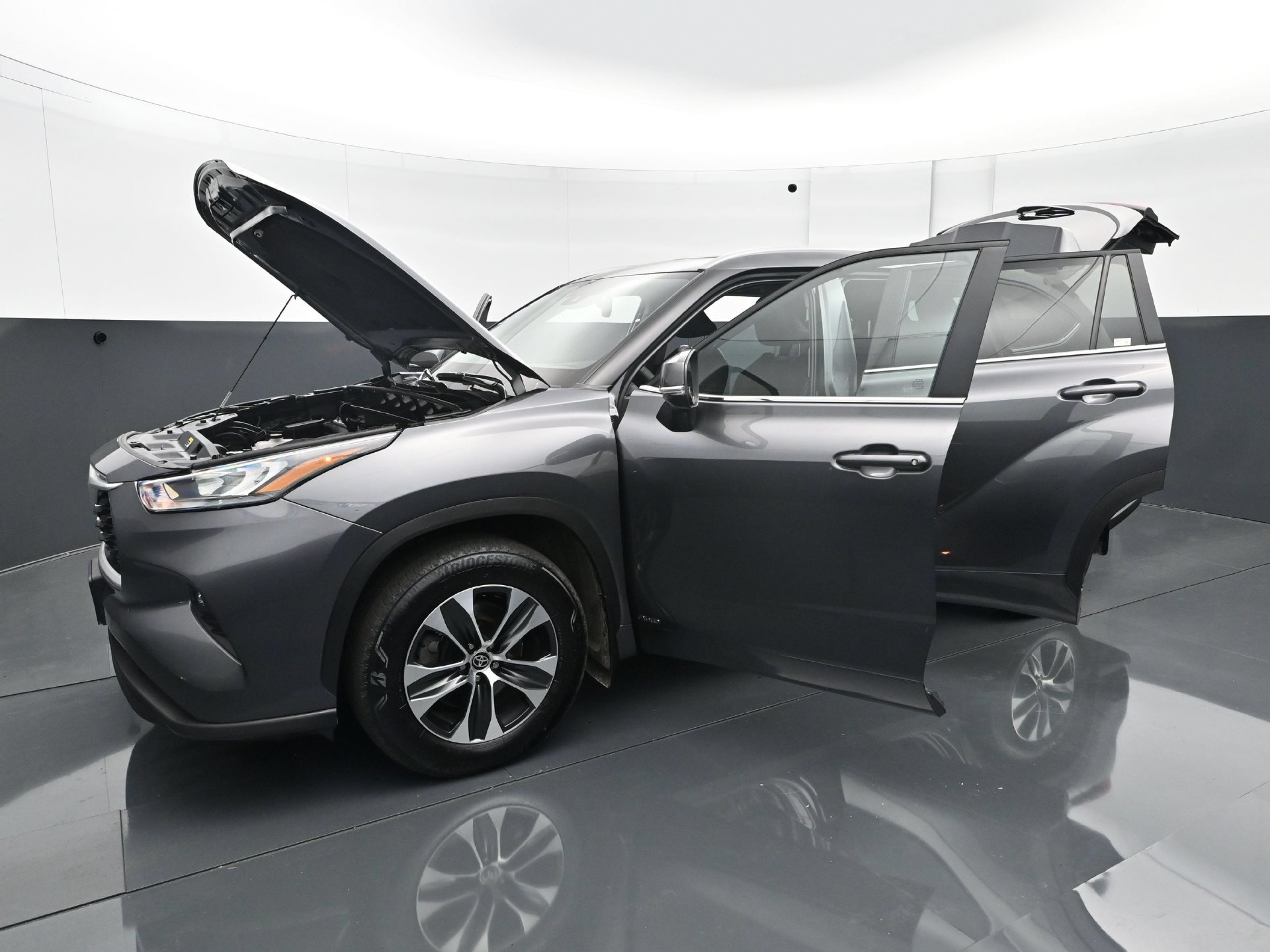 Used 2025 Toyota Highlander XLE AWD/4WD image 29