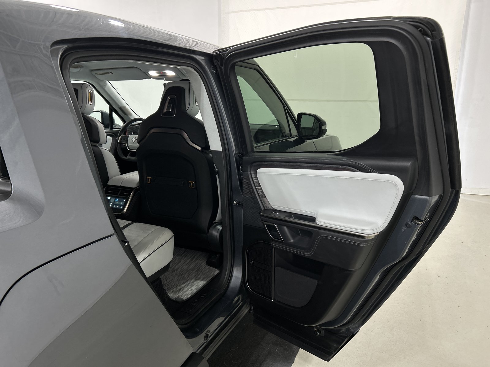 Used 2023 Rivian R1T Adventure AWD/4WD image 19