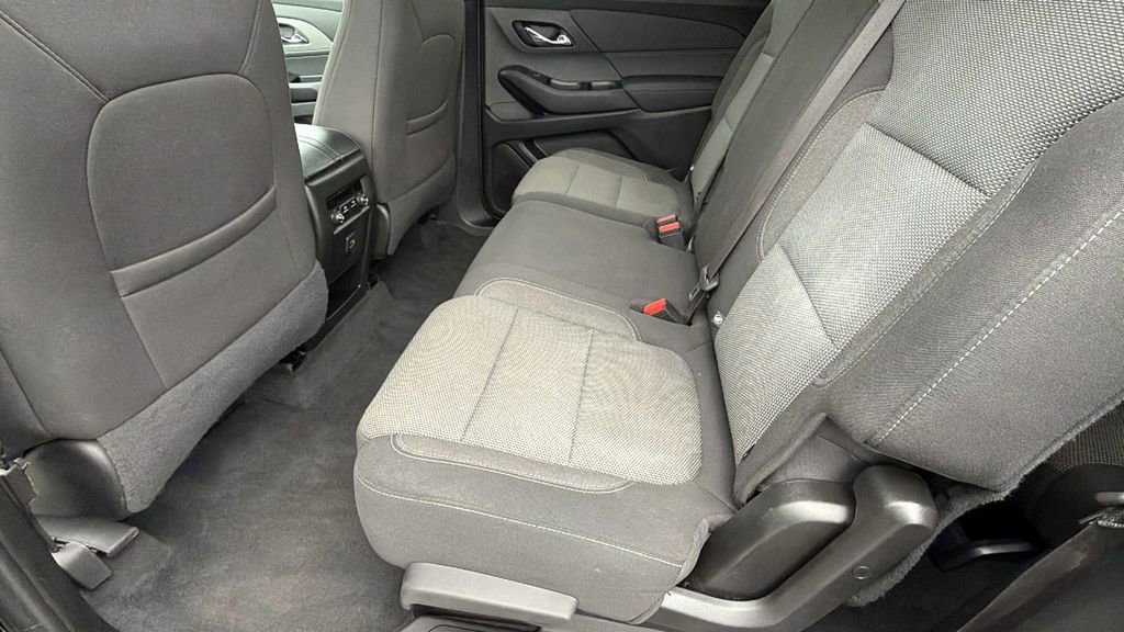 Used 2023 Chevrolet Traverse LT FWD image 16