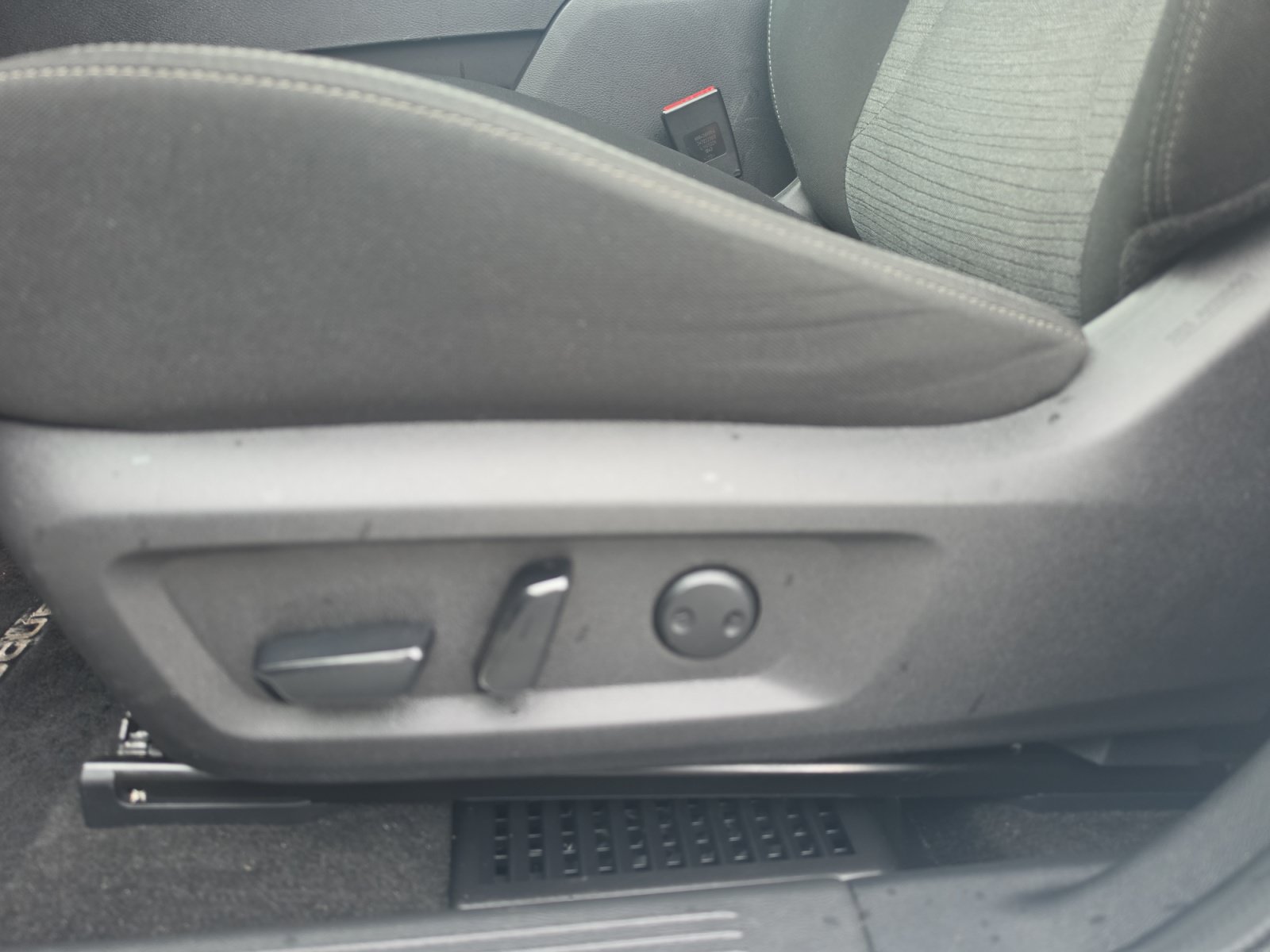 Used 2023 Nissan Rogue SV FWD image 19