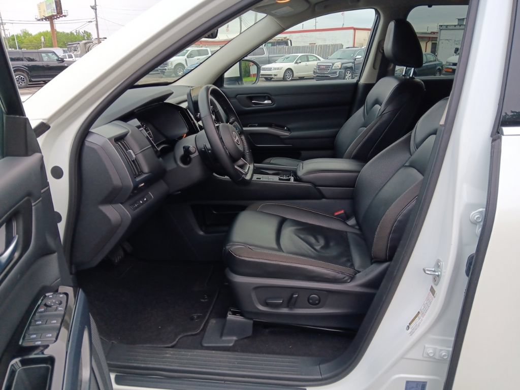 Used 2023 Nissan Pathfinder SL AWD/4WD image 31
