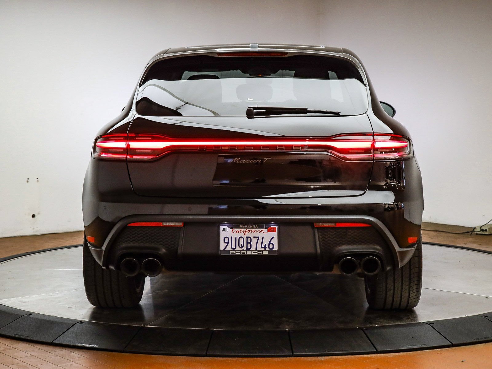 Certified 2025 Porsche Macan Turbo AWD/4WD image 8