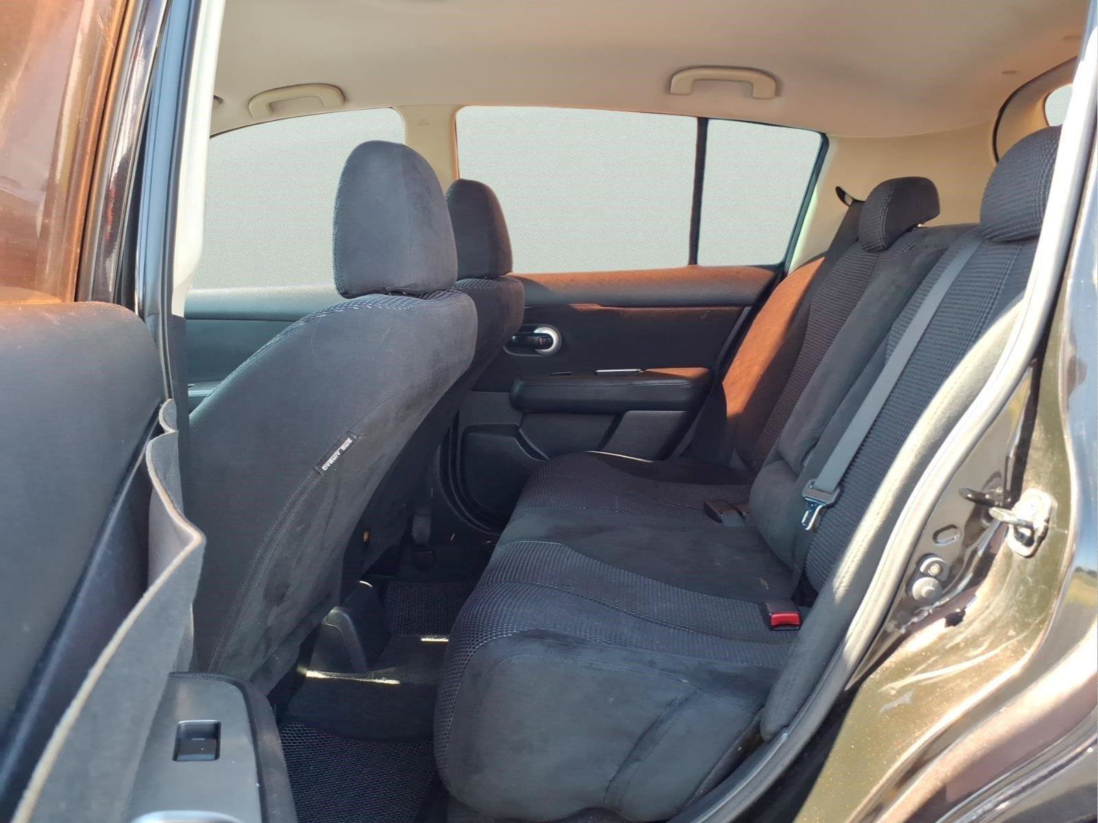 Used 2010 Nissan Versa Hatchback FWD image 11