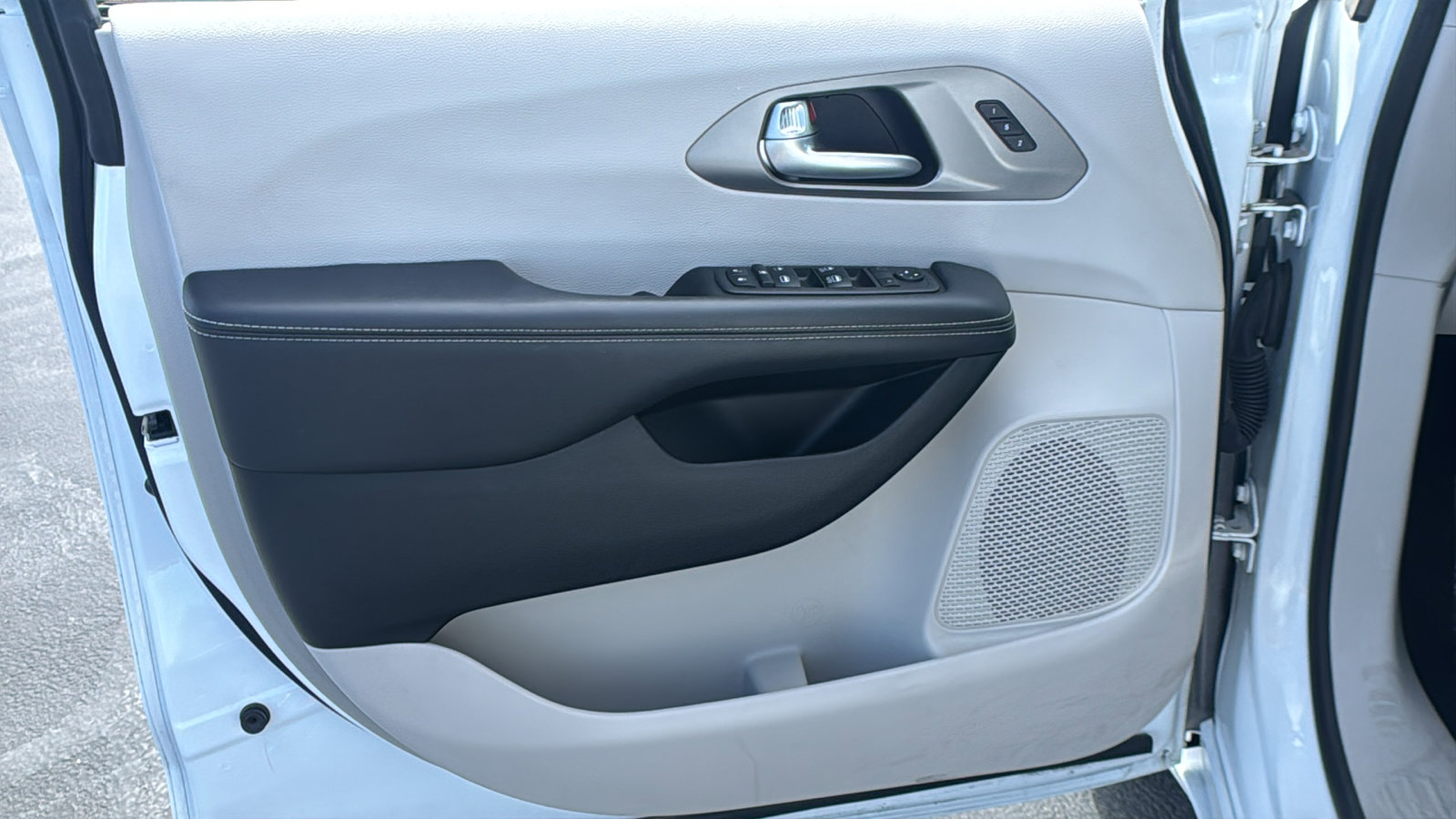 Used 2023 Chrysler Pacifica Touring-L image 27