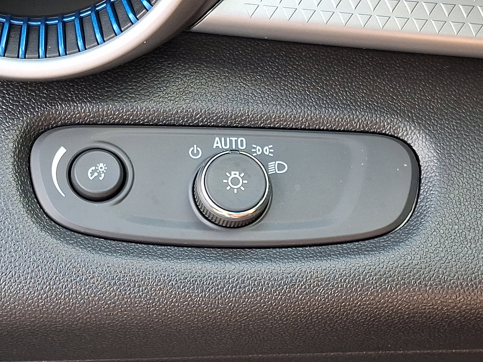 Used 2025 Chevrolet Trax LS image 26