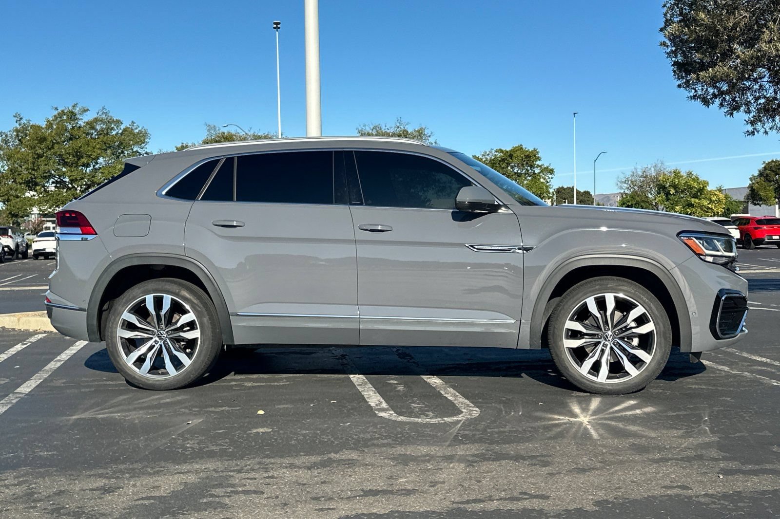 Used 2021 Volkswagen Atlas Cross Sport SEL Premium R-Line w/ Luggage Net & Mats Package AWD/4WD image 3