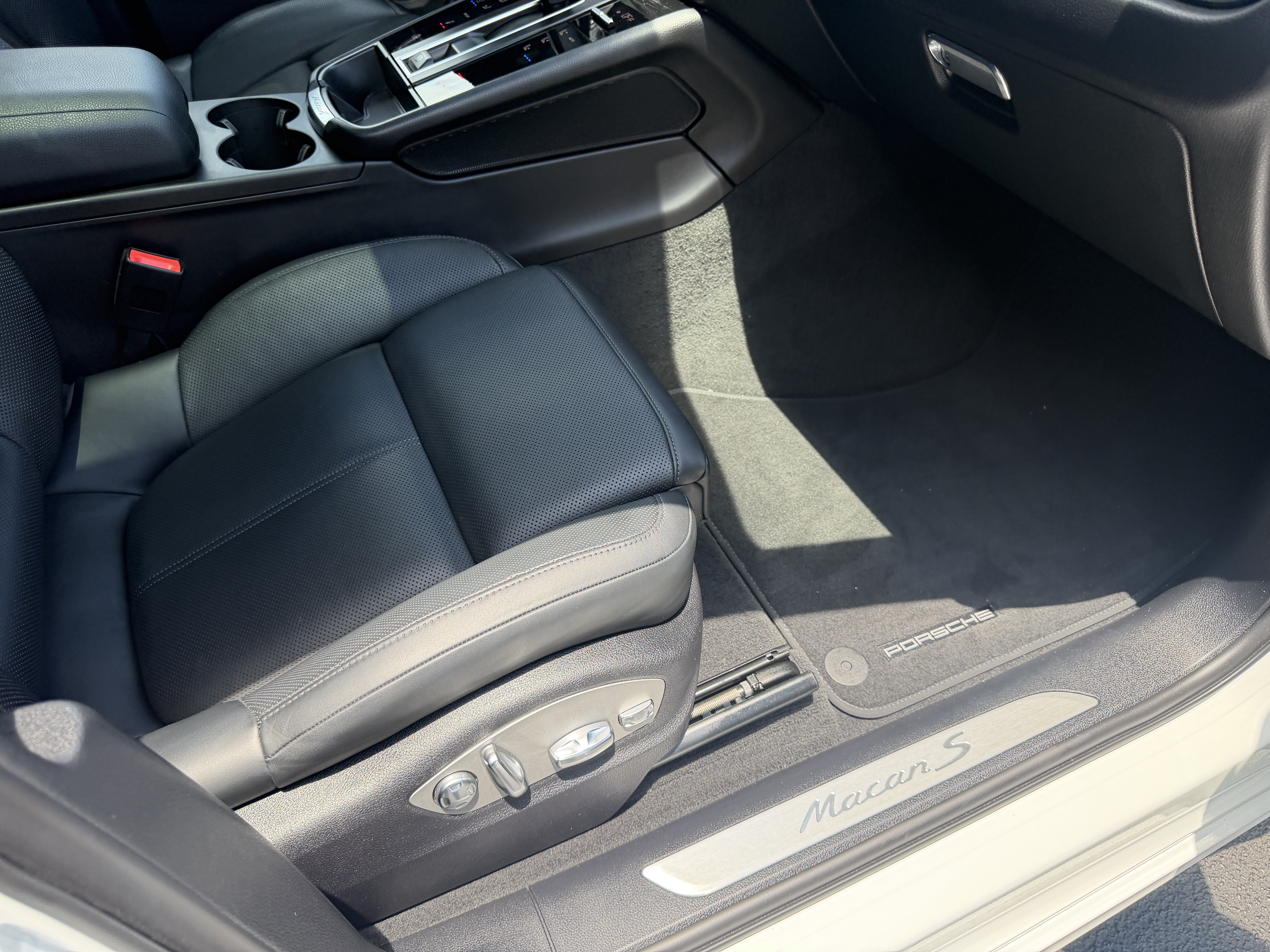 Certified 2023 Porsche Macan S AWD/4WD image 21