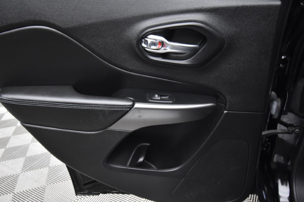 Used 2021 Jeep Cherokee Latitude FWD image 21