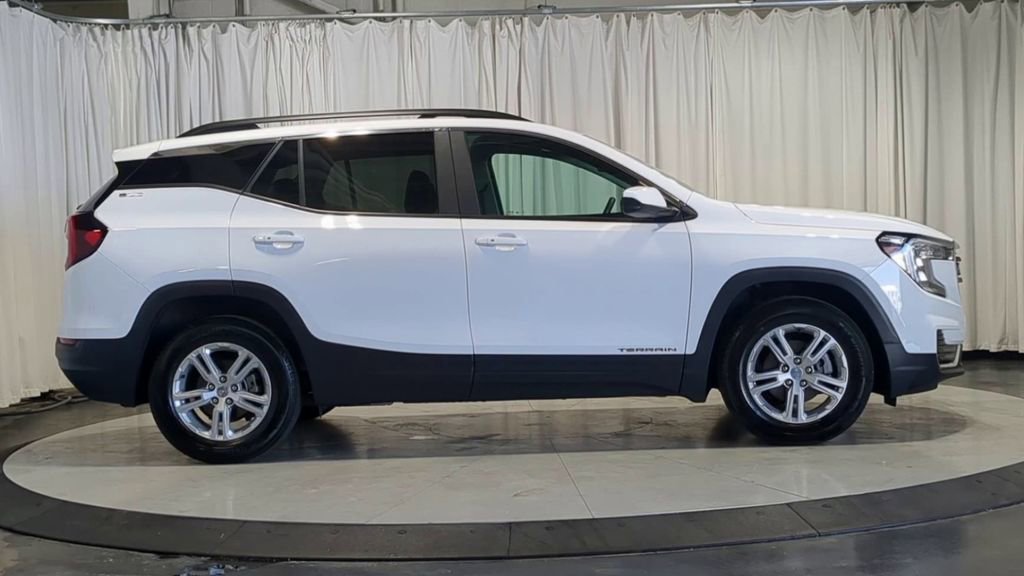 Used 2023 GMC Terrain SLE w/ Driver Convenience Package FWD image 9