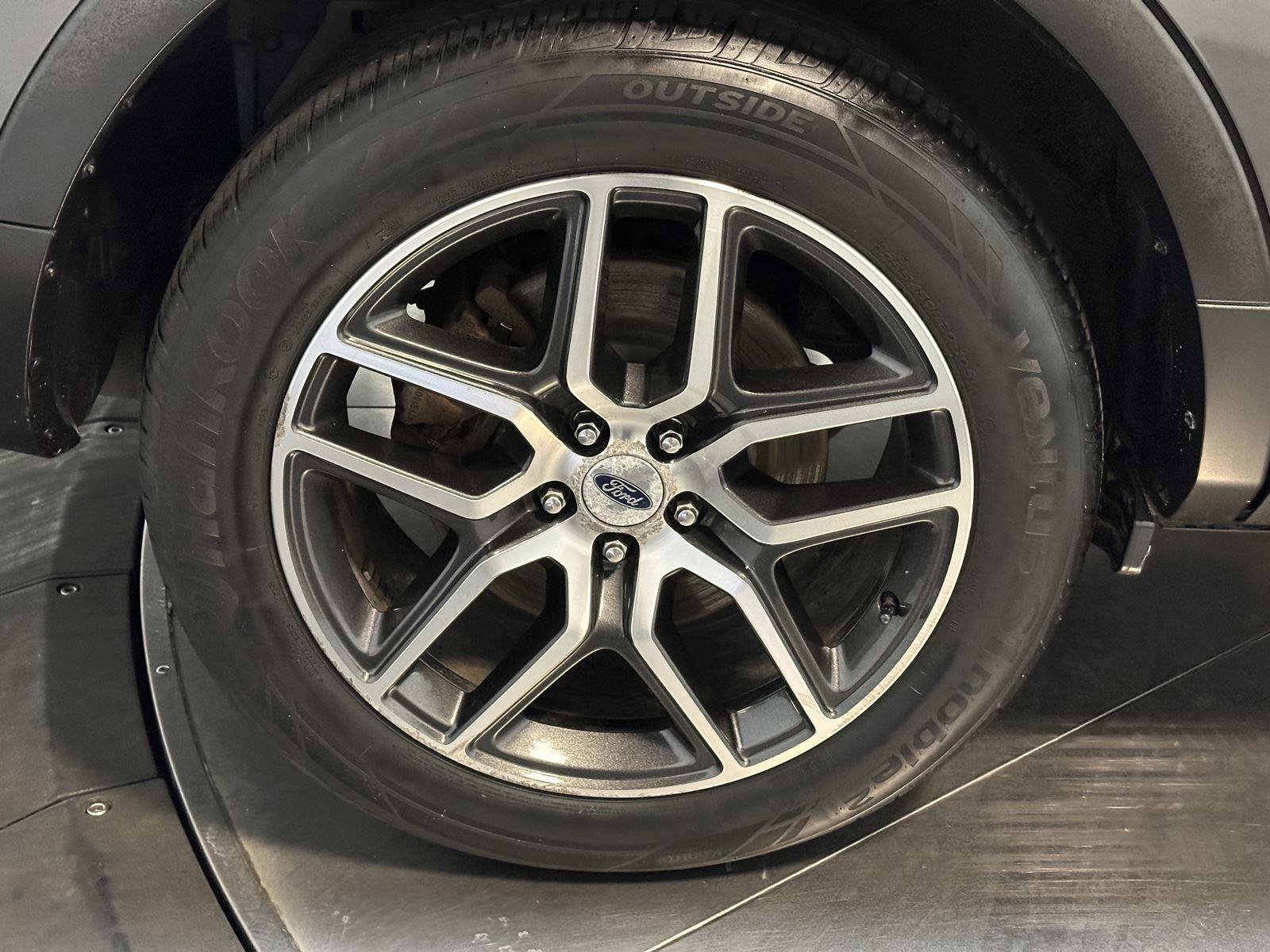 Used 2018 Ford Explorer Sport image 16