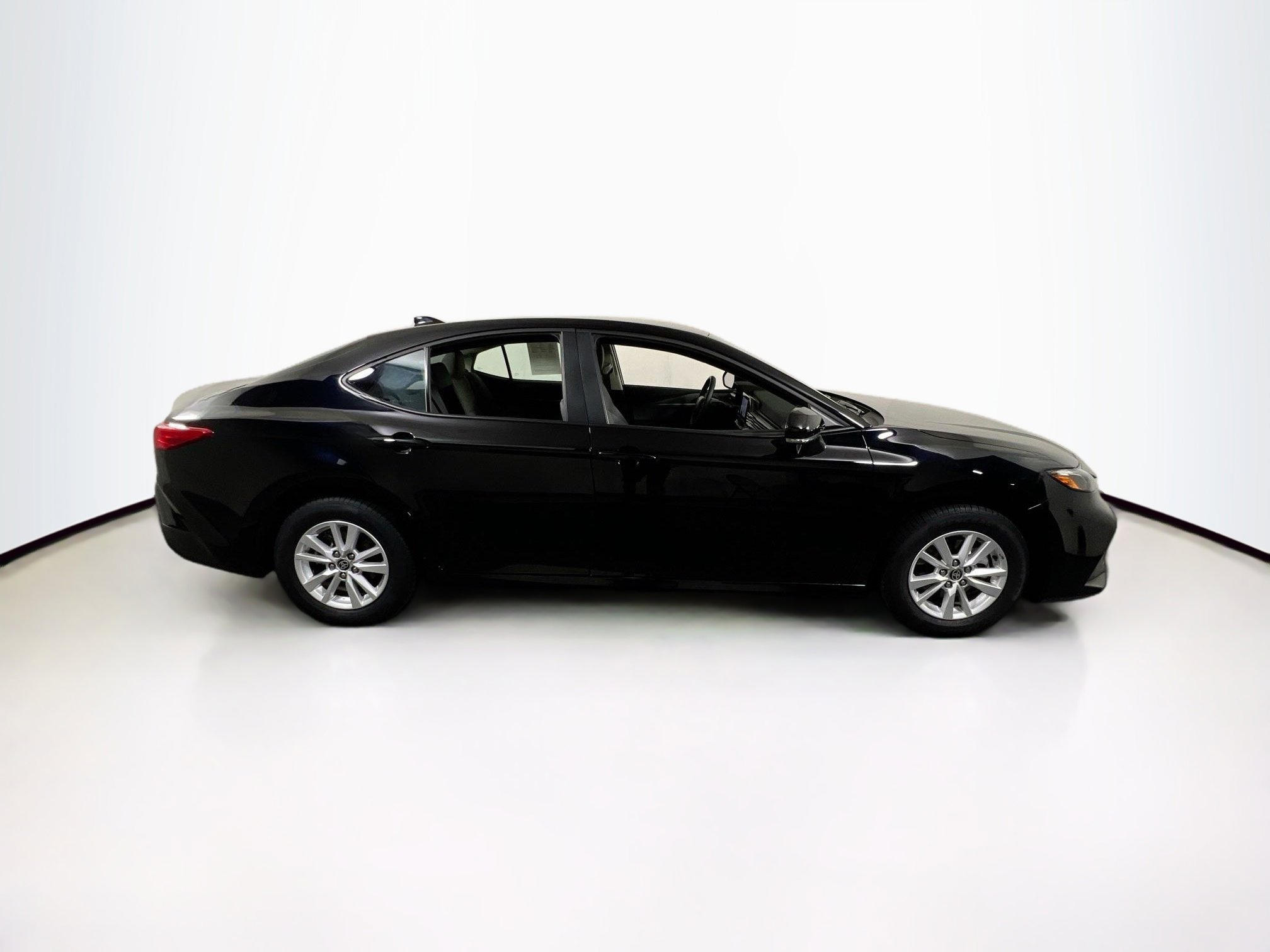 Used 2025 Toyota Camry LE image 4