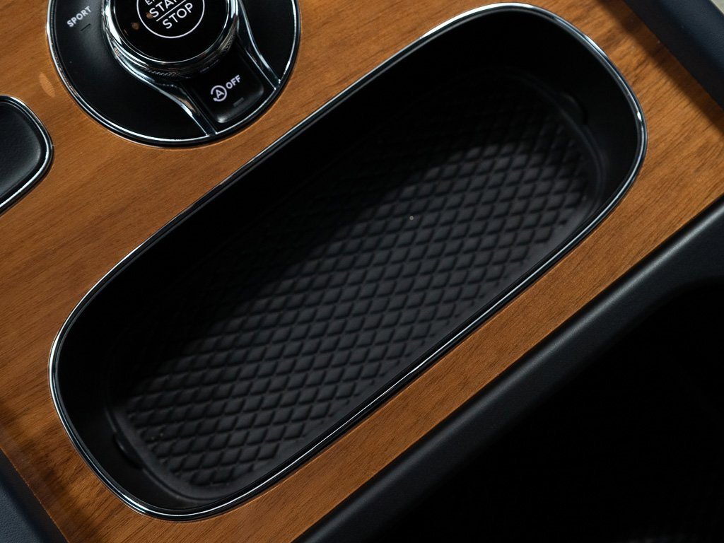 Used 2025 Bentley Bentayga image 35