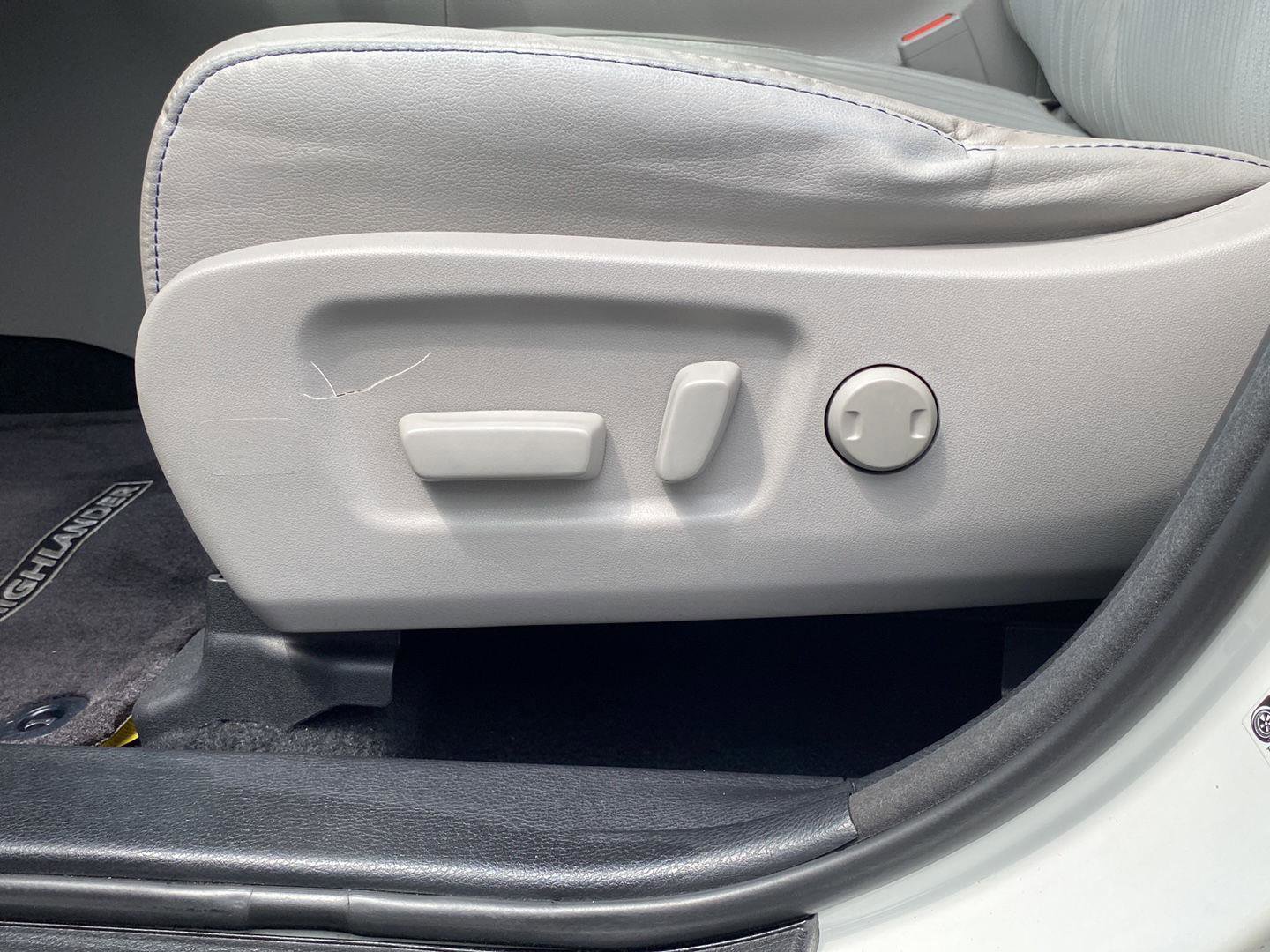 Used 2016 Toyota Highlander Plus FWD image 35