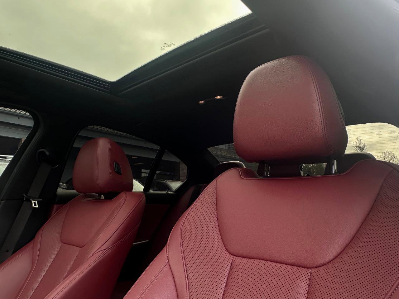 Used 2022 BMW 330i Sedan w/ M Sport Package image 4