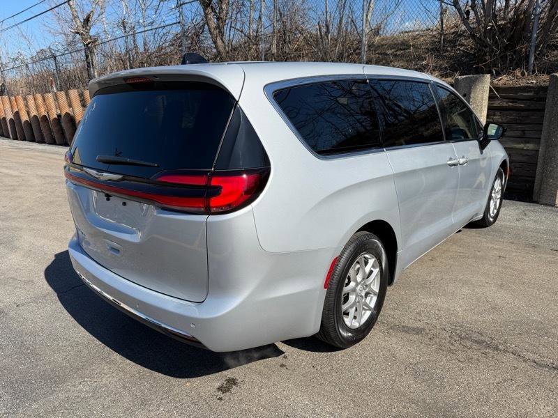 Used 2026 Chrysler Pacifica Select FWD image 36