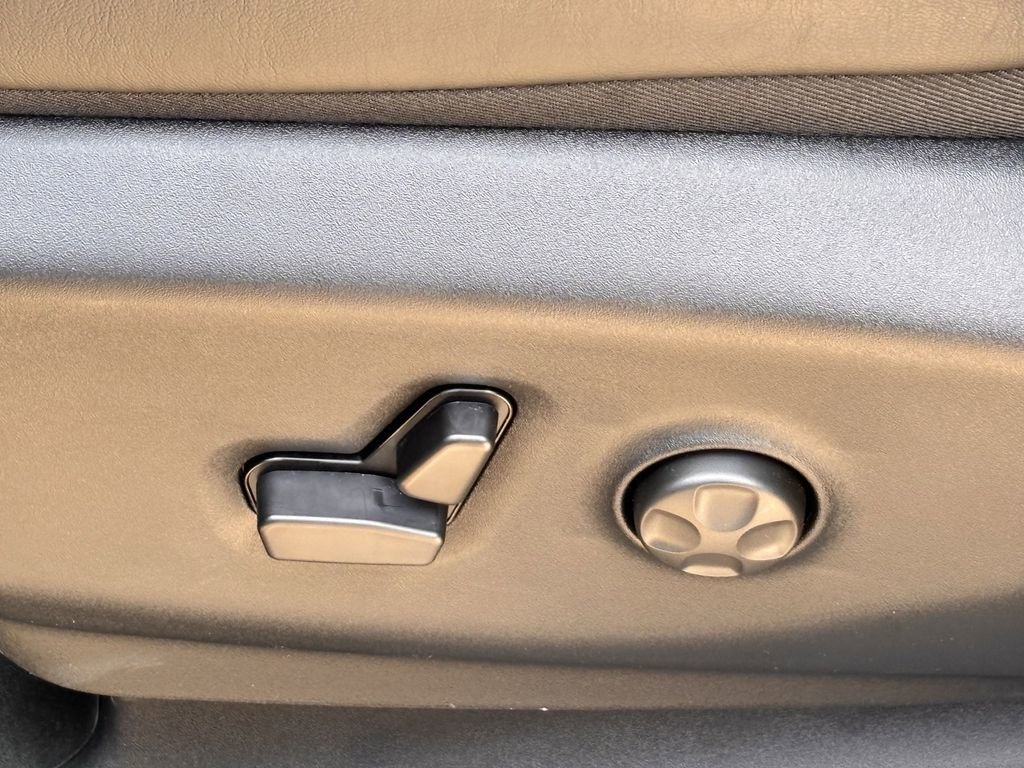 New 2025 Chrysler Pacifica Limited w/ Uconnect Theater Family Group image 22