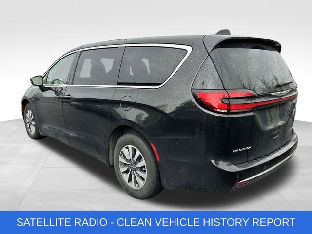 Used 2023 Chrysler Pacifica Touring-L FWD image 4