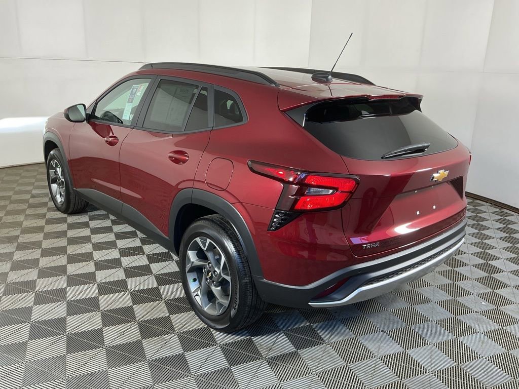Used 2025 Chevrolet Trax LT w/ Driver Confidence Package image 9