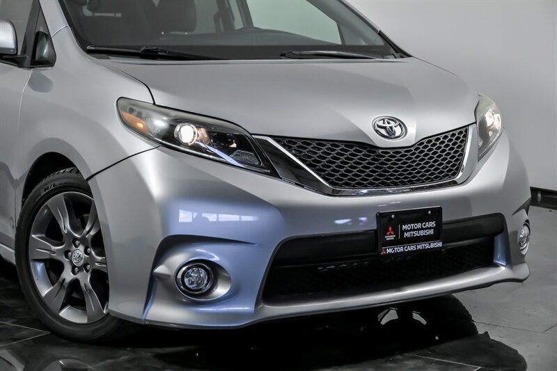 Used 2016 Toyota Sienna SE w/ SE Preferred Package FWD image 2