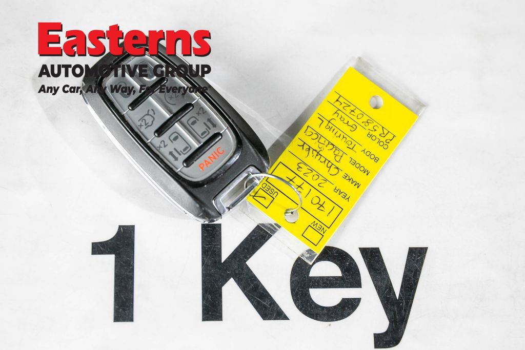 Used 2023 Chrysler Pacifica Touring-L FWD image 25