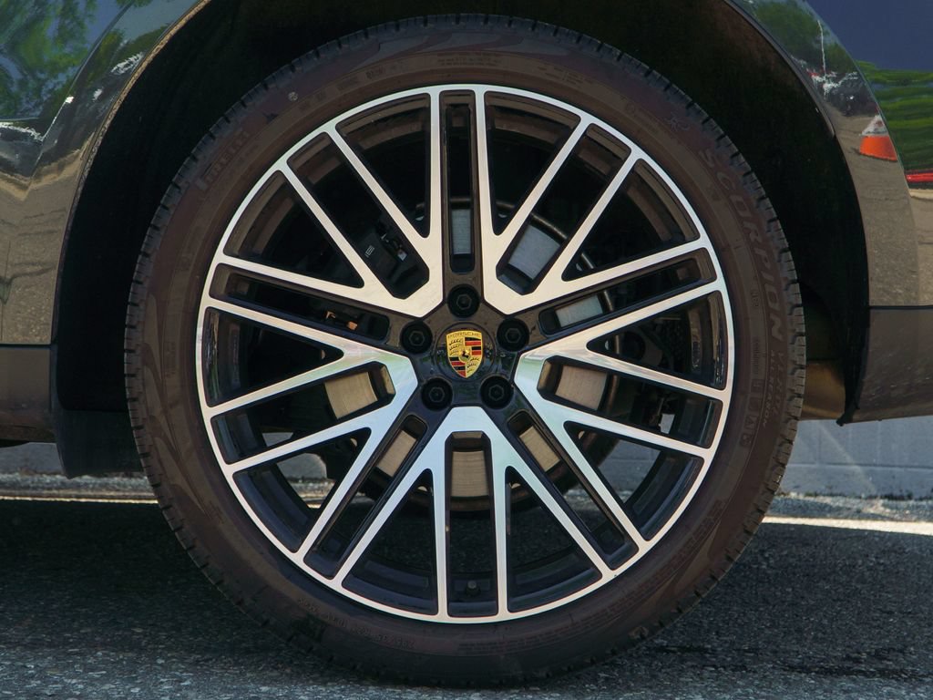Certified 2026 Porsche Macan AWD/4WD image 13
