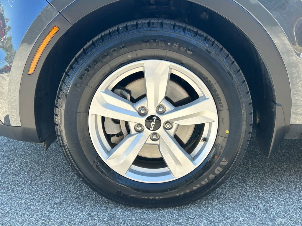 Used 2023 Kia Sorento LX image 10